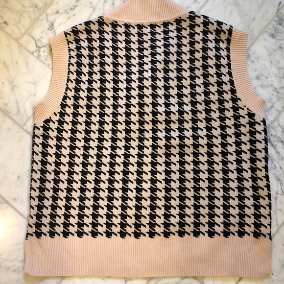 MEDIUM HOUNDSTOOTH Billie Sweater Vest.
Sleeveless Knit Roomy - Picture 2 of 11